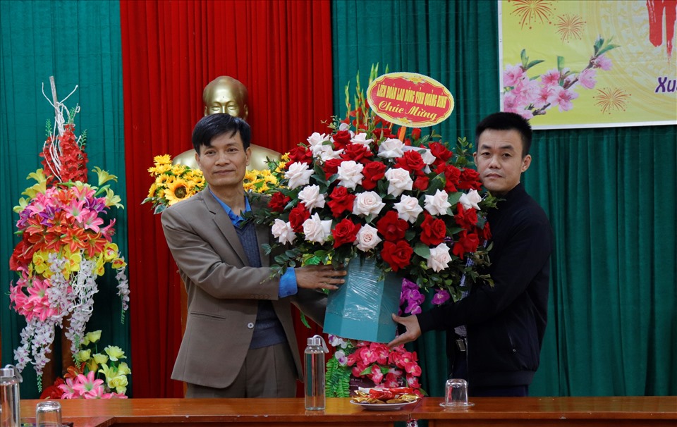 Lãnh đạo LĐLĐ tỉnh Quảng Bình đến thăm hỏi, tặng hoa chúc Tết đầu năm tại Trung tâm công viên cây xanh Đồng Hới. Ảnh: H.L