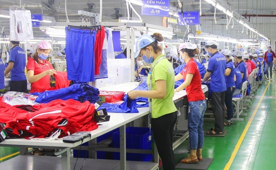 Công nhân Công Ty TNHH Apparel Far Eastern Viet Nam (KCN VSIP 1, Thuận An, Bình Dương) trở lại nhà máy sản xuất.
