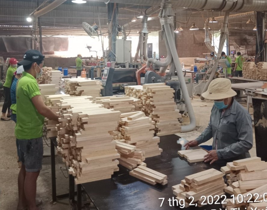 Công nhân sản xuất gỗ ở Công ty TNHH MTV Gỗ Hoàng Thông (Dĩ An, Bình Dương) trở lại sản xuất. Theo Theo các thành viên của Hiệp hội Chế biến gỗ tỉnh Bình Dương, hầu hết các doanh nghiệp ngành gỗ sẽ hoạt động trở lại sau Tết vào từ ngày 7.2. Năm 2022, các doanh nghiệp ngành gỗ tiếp tục có thêm nhiều đơn hàng mới, thị trường xuất khẩu cũng sẽ ổn định hơn. Tuy nhiên nhiều doanh nghiệp lo lắng thị trường lao động ở Bình Dương sẽ biến động thời điểm đầu năm 2022, khó có thể tuyển đủ lao động để sản xuất.