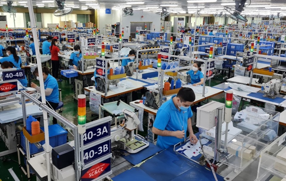 Công nhân Công Ty TNHH Kolon Industries Việt Nam (thị xã Tân Uyên, Bình Dương) vào nhà máy sản xuất.