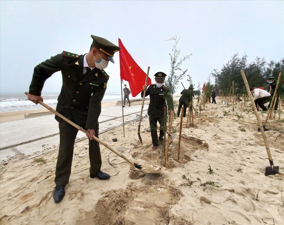 Lực lượng chức năng tại Quảng Bình tham gia Tết trồng cây đầu năm mới Nhâm Dần 2022. Ảnh: H.L