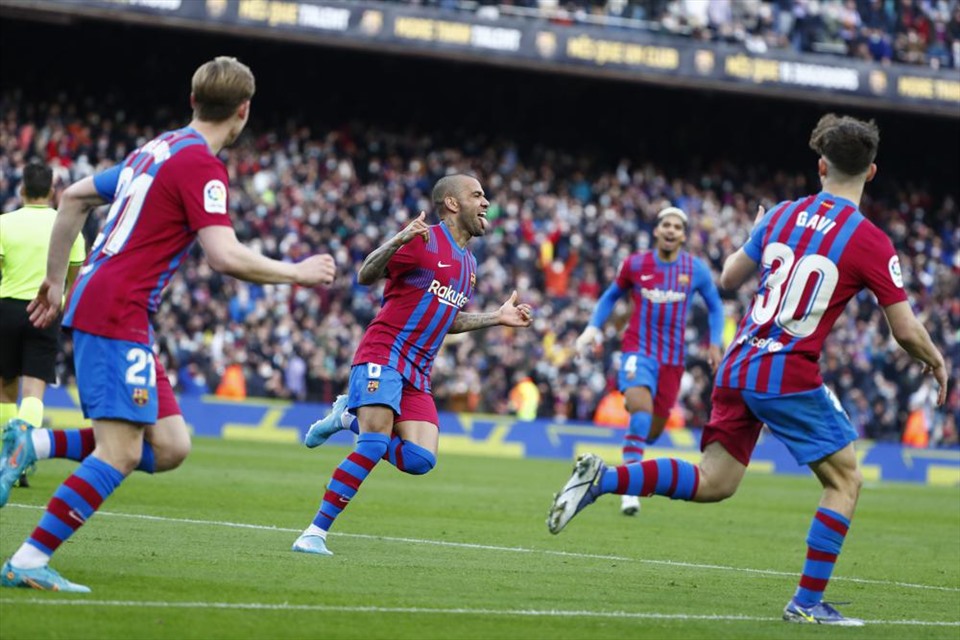 Daniel Alves - gạch nối giữa 2 giai đoạn của Barcelona, mang trở lại sân Camp Nou “sự điên rồ” theo cách riêng. Ảnh: FCB