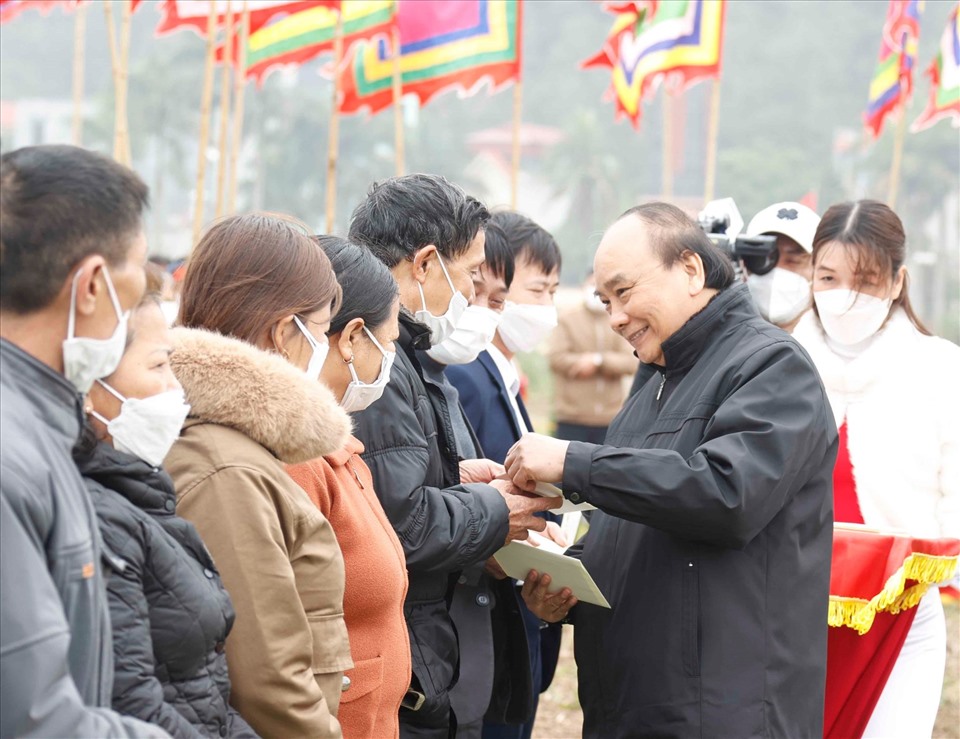 Chủ tịch nước Nguyễn Xuân Phúc mừng tuổi nhân dân tham dự Lễ Tịch điền Đọi Sơn.