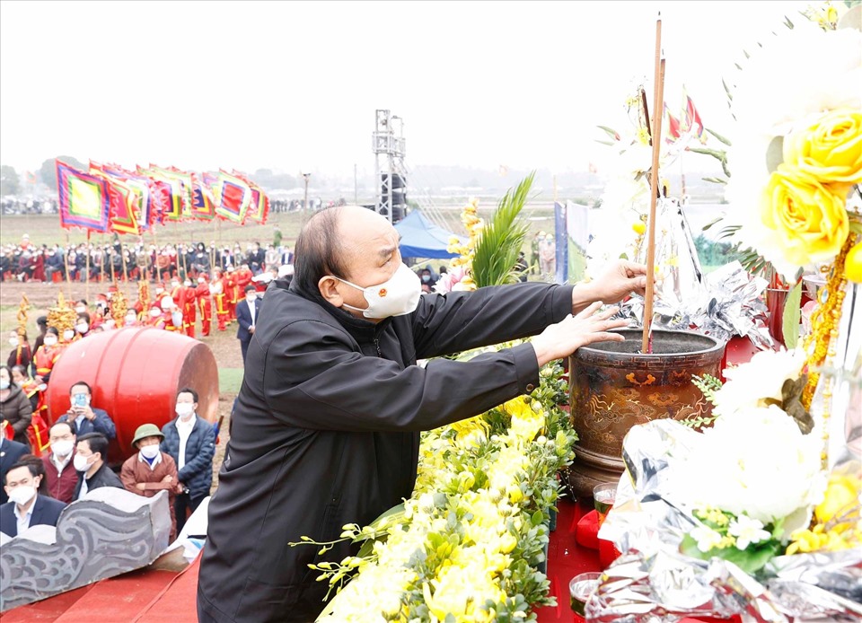 Chủ tịch nước Nguyễn Xuân Phúc dâng hương tại Lễ Tịch điền Đọi Sơn.