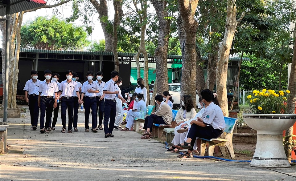 Học sinh trường THPT An Thới (TP Phú Quốc) thực hiện nghiêm “5K” khi trở lại trường. Ảnh: PV