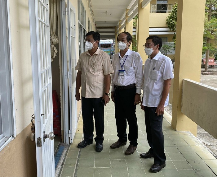 Bí thư Tỉnh ủy Cà Mau Nguyễn Tiến Hải kiểm tra công tác phòng chống dịch COVID-19 tại các trường học ngay ngày đầu học tực tiếp. Ảnh: camau.gov.vn