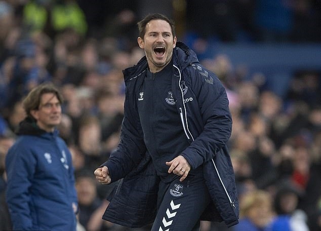 Các cổ động viên Everton và bầu không khí tích cực cho Lampard. Ảnh: AFP
