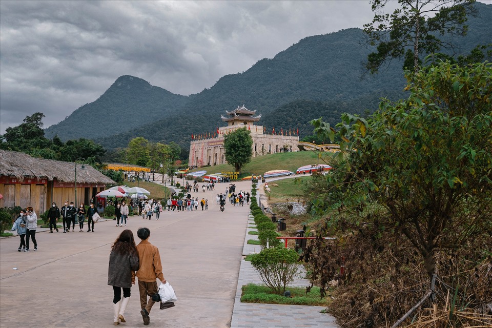 Khu du lịch tâm linh - sinh thái Tây Yên Tử nằm ở sườn Tây của vùng núi Yên Tử thuộc Thị trấn Tây Yên Tử (huyện Sơn Động, tỉnh Bắc Giang), đây là con đường Hoằng Dương Phật Pháp của Phật hoàng Trần Nhân Tông.