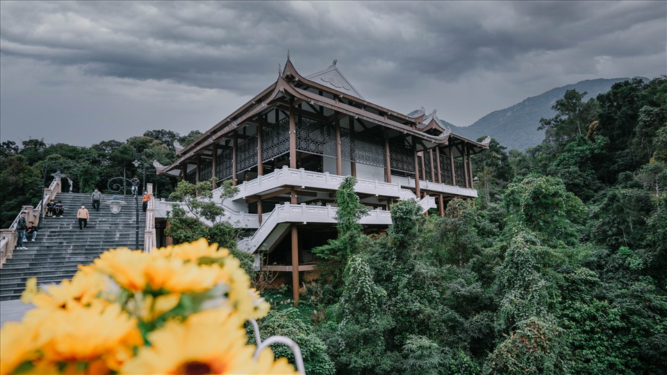Tại đây cũng có tuyến cáp treo nối liền hai tỉnh Quảng Ninh – Bắc Giang, giúp khách du lịch dễ dàng di chuyển lên chùa Đồng và chùa Thượng. Ảnh: Hoàng Trung Nguyên