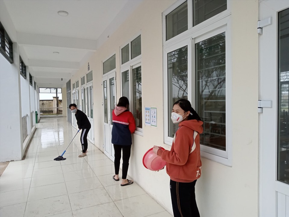 Nhiều trường đã huy động cán bộ, giáo viên, nhân viên đến trường tổ chức vệ sinh, phun khử khuẩn lớp học để đón học sinh quay trở lại trường vào ngày 8.2. Ảnh: NTCC.