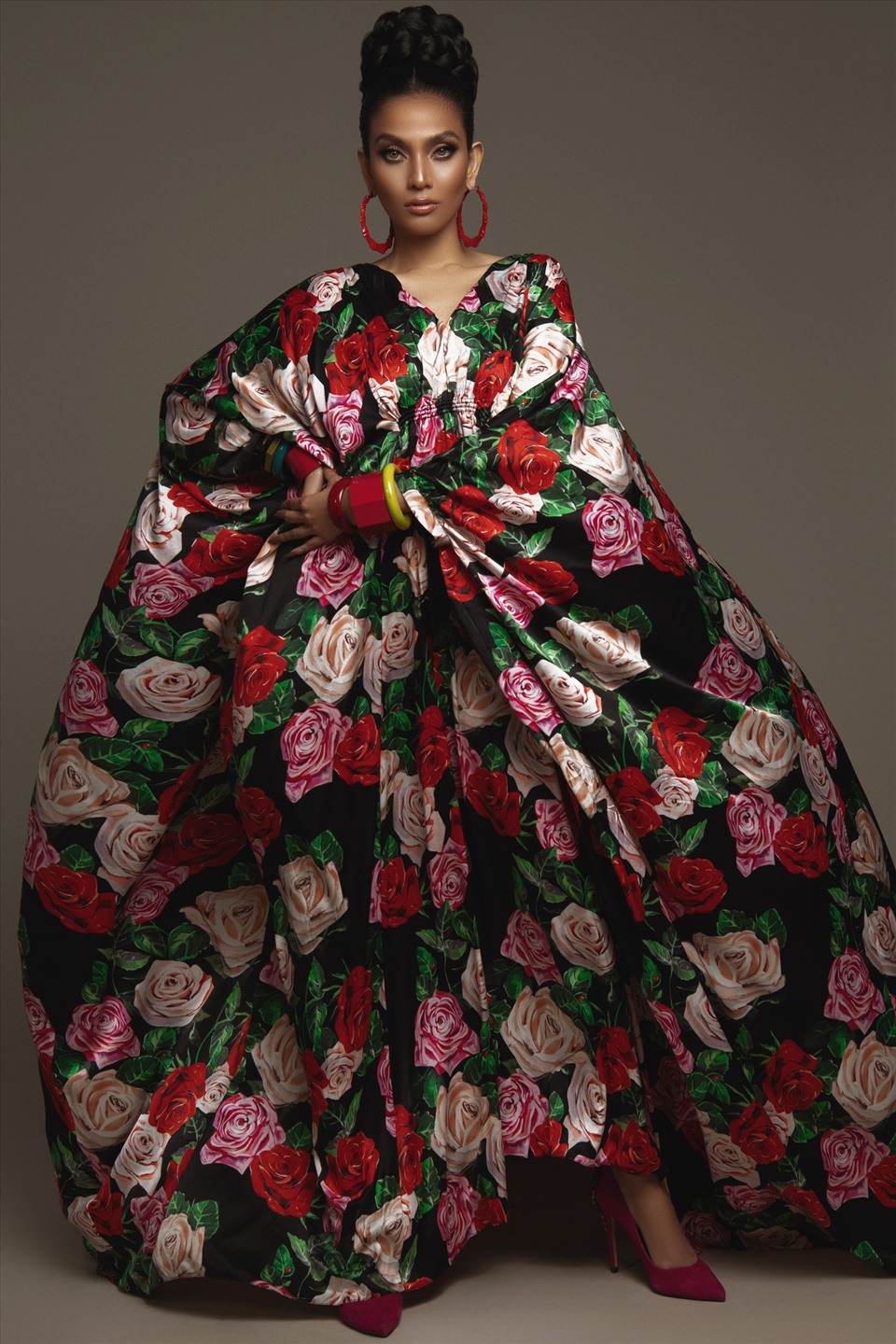 Đây là dịp hiếm hoi người đẹp sinh năm 1988 chọn mặc những bộ trang phục với hoa văn bắt mắt. Trước đó, Trương Thị May gắn liền với hình ảnh “Nữ hoàng đơn sắc” khi chỉ diện trang phục có màu sắc đơn lẻ.