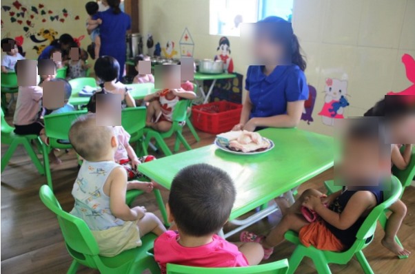 Giáo viên tại một cơ sở giáo dục mầm non tư thục ở Nghệ An chăm sóc trẻ. Ảnh tư liệu chụp trước khi xuất hiện dịch COVID-19: QĐ