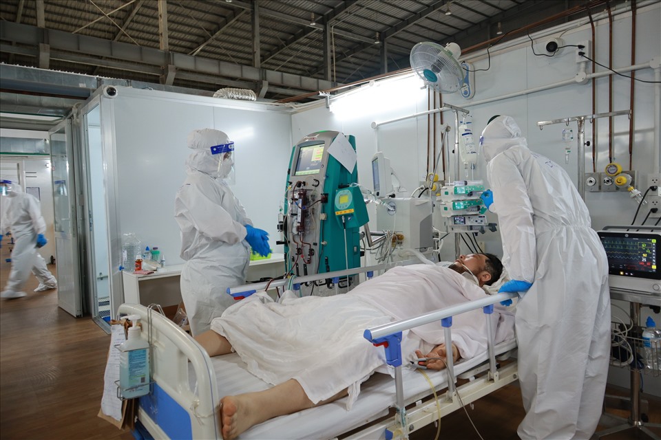Lực lượng y tế chăm sóc, điều trị cho bệnh nhân COVID-19. Ảnh: Nguyễn Ly