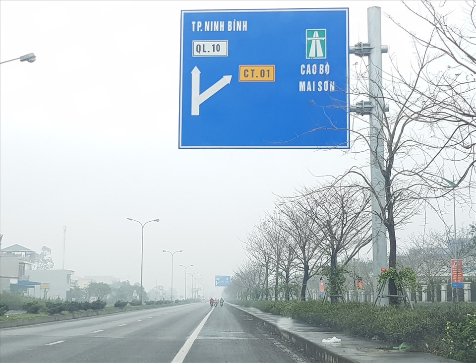Biển chỉ dẫn các phương tiện lưu thông trên tuyến đường tránh thành phố Ninh Bình vào cao tốc Cao Bồ - Mai Sơn. Ảnh: NT