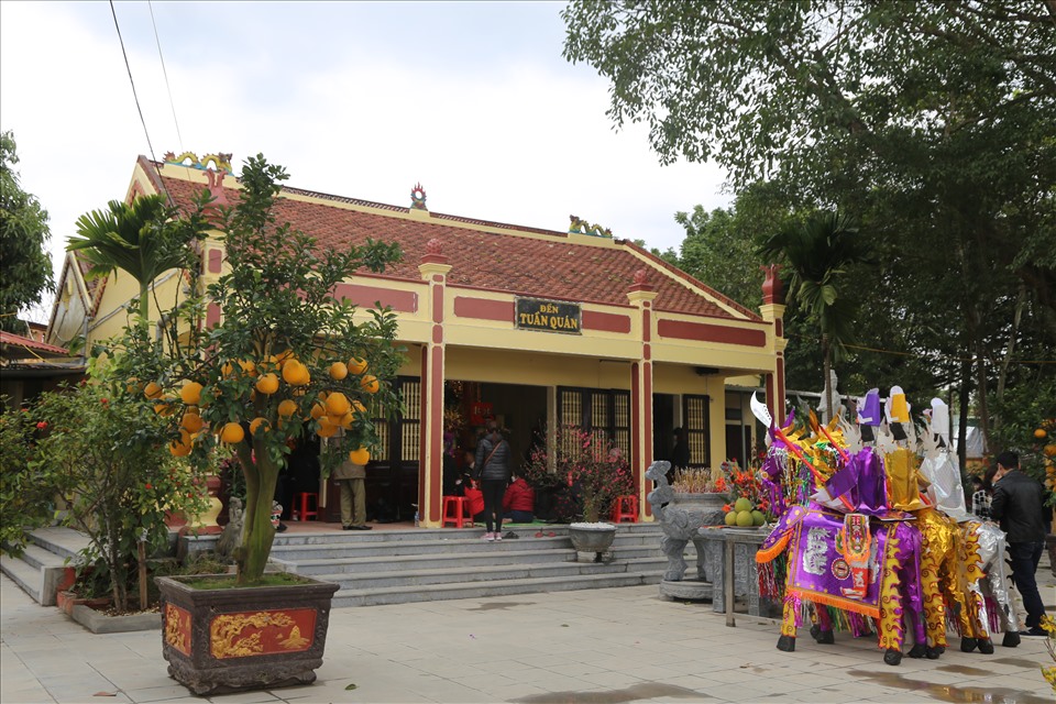 Bà Nguyễn Thị Lê (thành viên tổ quản lí đền Tuần Quán) cho biết: “Nơi đây gắn liền với nhiều mốc lịch sử quan trọng của đất nước, đặc biệt là cuộc Khởi nghĩa Yên Bái diễn ra vào ngày 10.2.1930“.