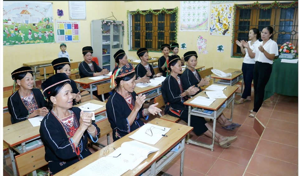 Khi màn đêm buông xuống, cũng là lúc những bản xa heo hút của xã 135 Minh Dân (Hàm Yên) rộn ràng tiếng đánh vẫn chữ cái của lớp học xoá mù chữ. Học viên 100%  là những phụ nữ đồng bào dân tộc Dao Quần trắng đều đã trên dưới 50 tuổi.