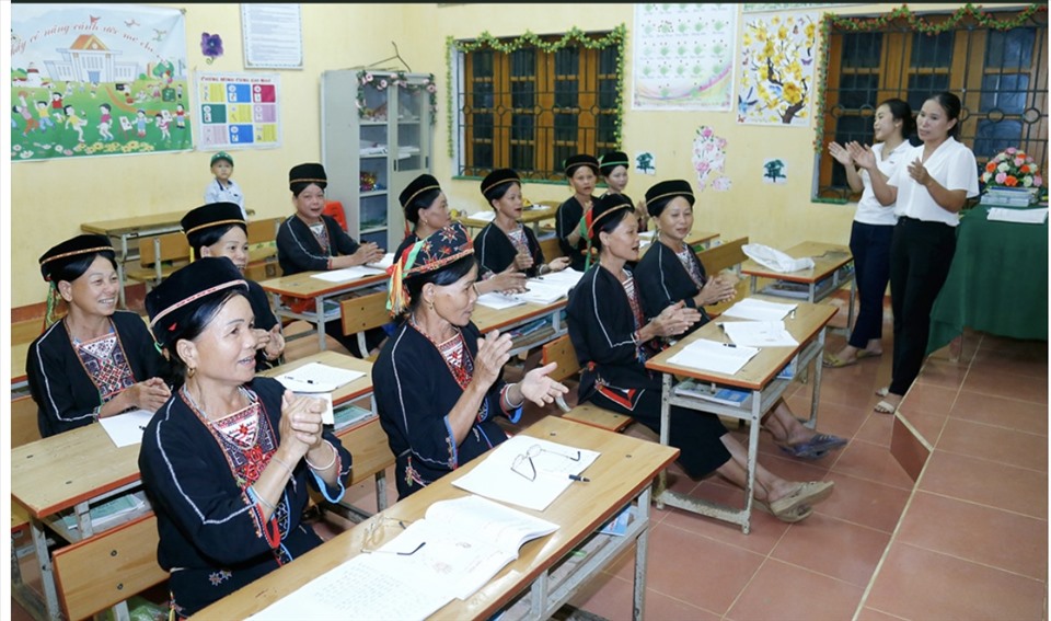 Khi màn đêm buông xuống, cũng là lúc những bản xa heo hút của xã 135 Minh Dân (Hàm Yên) rộn ràng tiếng đánh vẫn chữ cái của lớp học xoá mù chữ. Học viên 100% là những phụ nữ đồng bào dân tộc Dao Quần trắng đều đã trên dưới 50 tuổi.