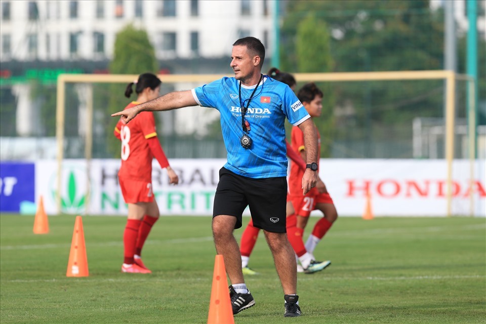 Dưới bàn tay của huấn luyện viên Cedric, tuyển nữ Việt nam có sự cải thiện đáng kể về thể lực trong 3 tháng vừa qua. Ảnh: VFF