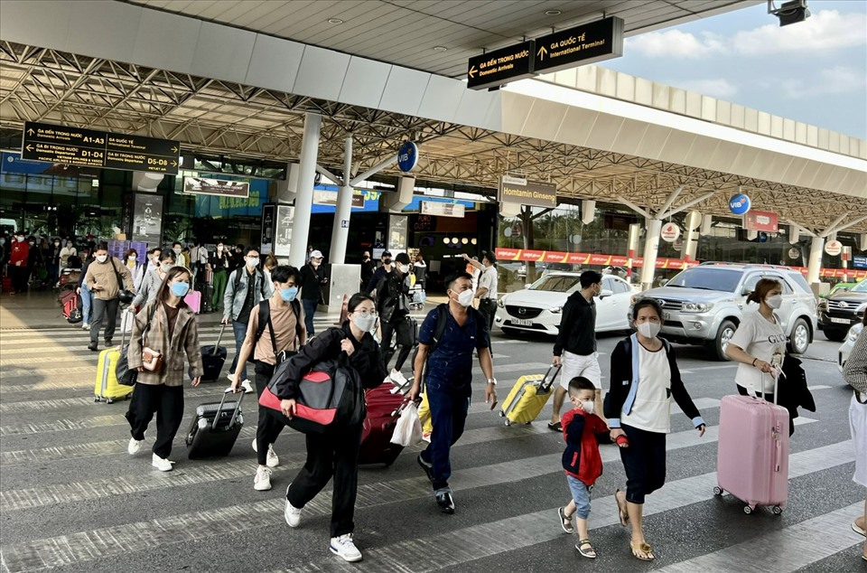 Lượng khách đến sân bay Tân Sơn Nhất vẫn rất đông trong ngày đầu tiên cả nước quay lại làm việc sau kỳ nghỉ Tết kéo dài