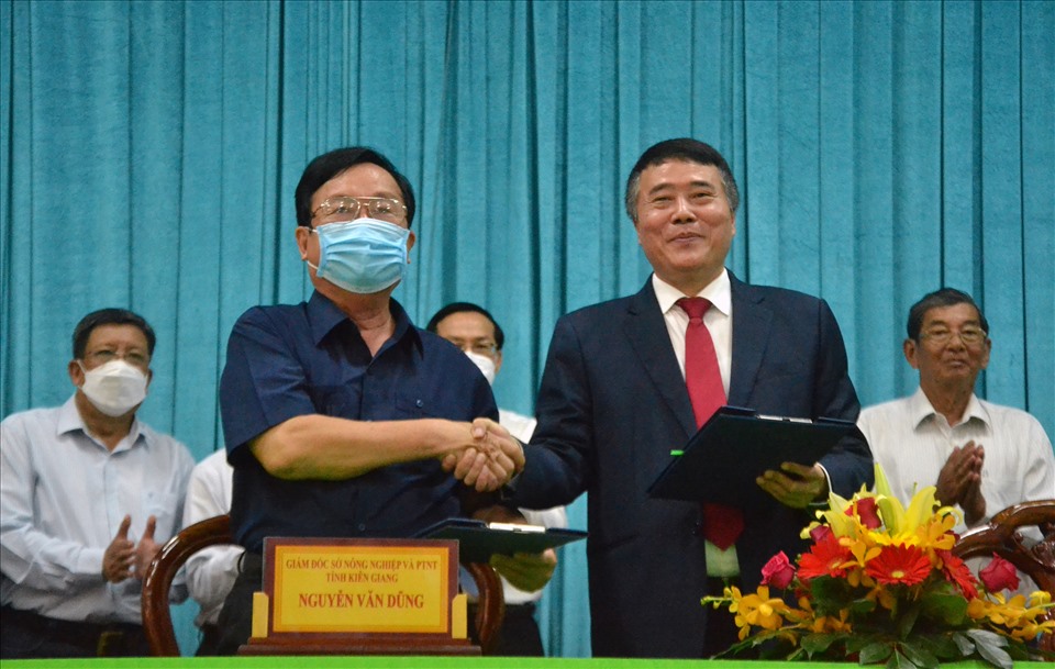 Đại diện Tập đoàn Tân Long thực hiện nghi thức ký hợp tác với đại diện tỉnh Kiên Giang. Ảnh: LT