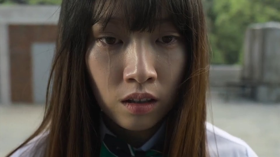 Nhân vật Eun Ji bị bạn học ép cởi áo quay video.