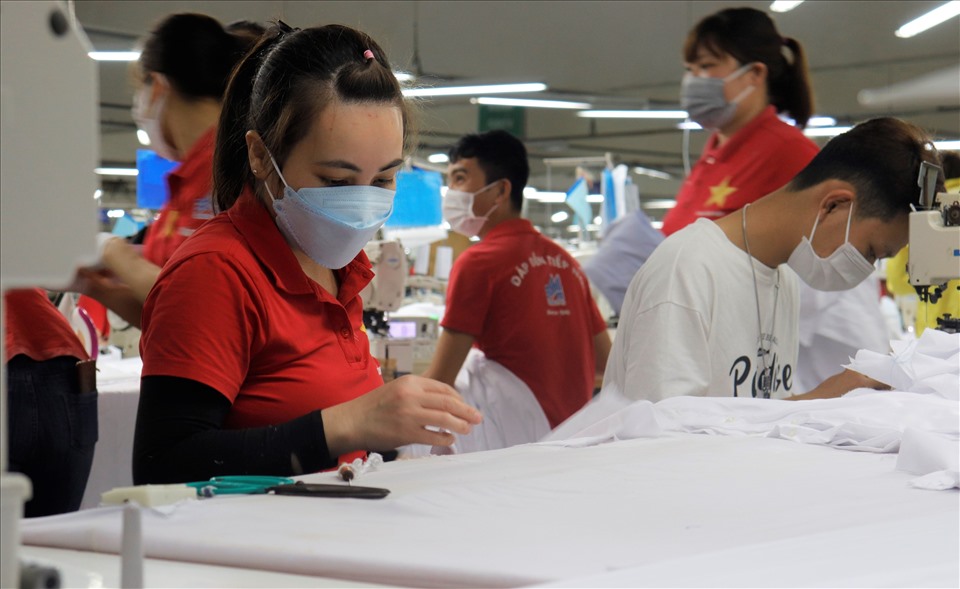 Công nhân lao động tại Xí nghiệp May Hà Quảng phấn khởi trong ngày ra quân sản xuất đầu năm mới sau kỳ nghỉ Tết Nguyên đán Nhâm Dần 2022. Ảnh: H.L
