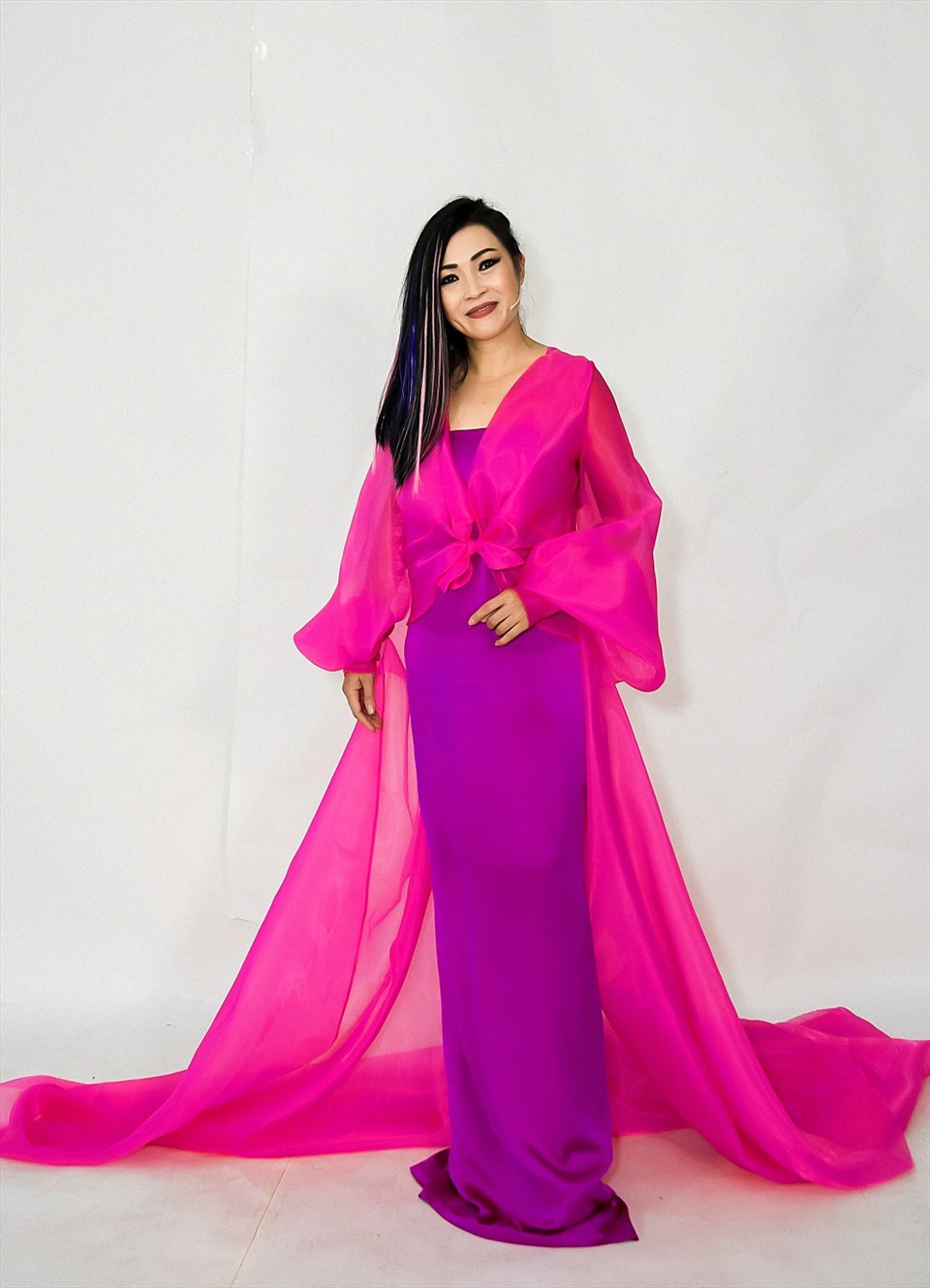 Nữ ca sĩ Phương Thanh gây ấn tượng với trang phục dài 10m. Ảnh: NVCC