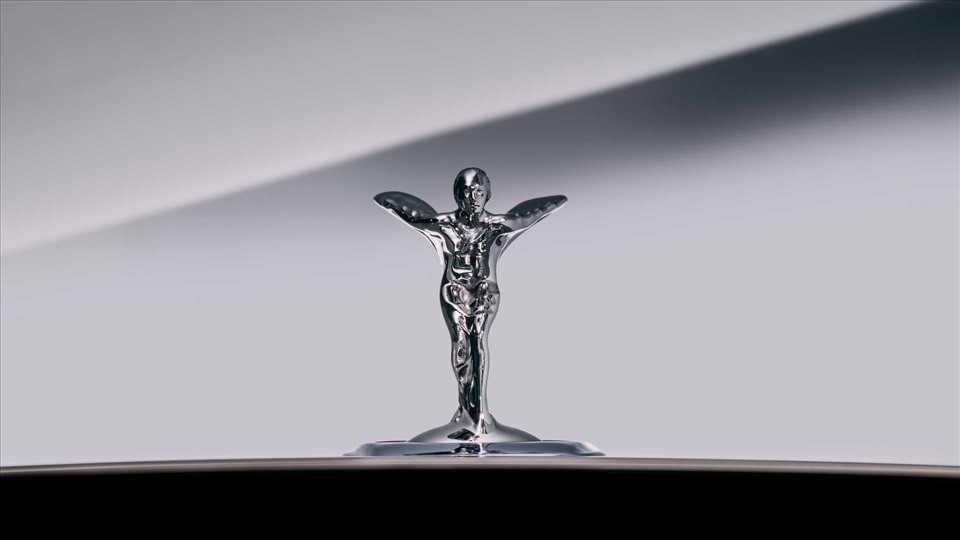 Biểu tượng Spirit of Ecstasy mới sẽ được lắp trên tất cả các xe Rolls-Royce điện ra mắt trong tương lai, gần nhất là mẫu Spectre. Các mẫu xe hiện tại gồm Phantom, Ghost, Wraith, Dawn và Cullinan vẫn tiếp tục dùng biểu tượng cũ.