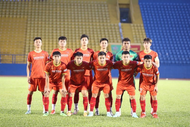Đội tuyển U23 Việt Nam đối đầu với U19 Bình Dương bằng đội hình gồm nhiều hảo thủ. Ảnh: VFF