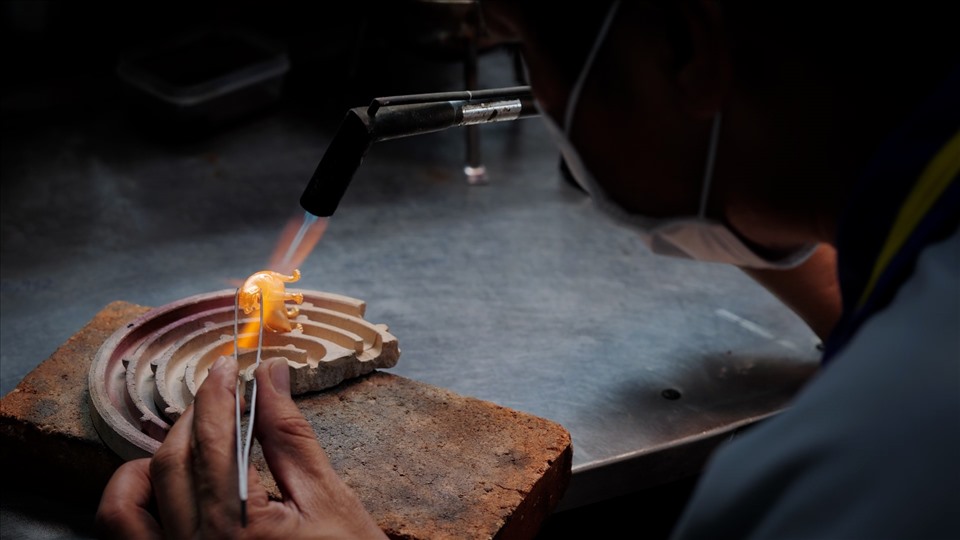 Các mẫu sản phẩm chất liệu hợp kim cao cấp mạ vàng được chế tác công phu bởi các nghệ nhân kim hoàn.