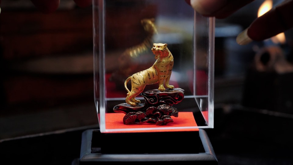 Tượng hổ Kim Dần Đại Cát uy phong mạ vàng 24K được bán với giá hơn 35 triệu đồng.