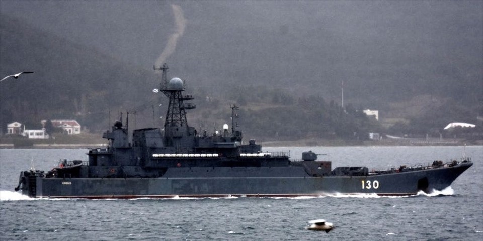 Tàu chiến Nga Korolev đi qua eo biển Dardanelles trên đường đến Biển Đen ngày 8.2.2022. Ảnh chụp màn hình