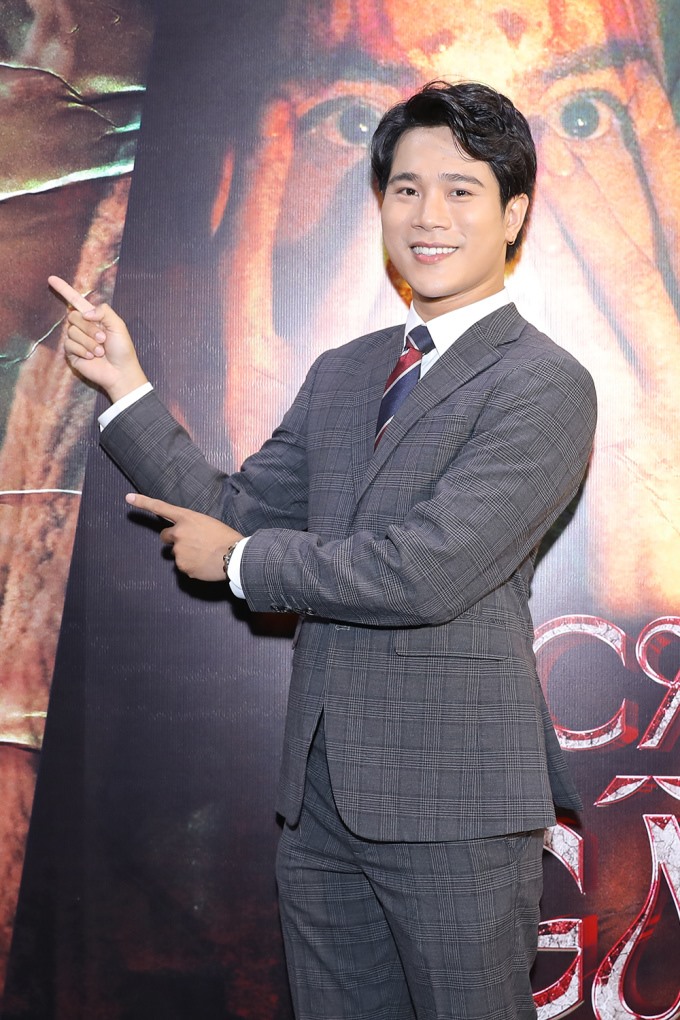 Trần Phong Mắt biếc góp mặt với vai phụ trong phim. Trước đó, anh cũng đóng vai thứ chính trong Rừng thế mạng - phim điện ảnh về đề tài sinh tồn ra mắt cuối năm 2021.