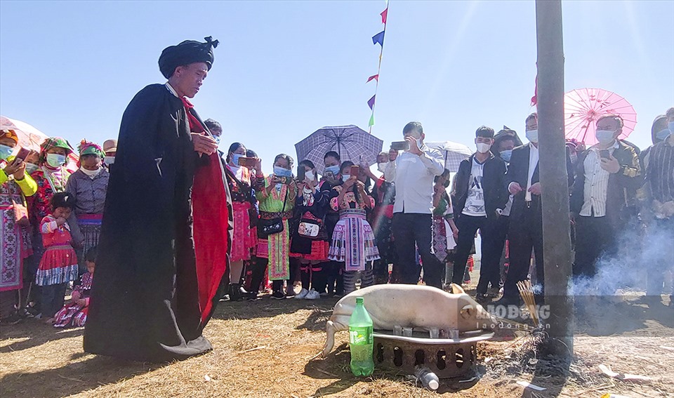 Trong ngày cuối cùng diễn ra Lễ hội Gầu tào, người dân sẽ mổ một con lợn để thầy cúng làm lễ tạ ơn thần linh.