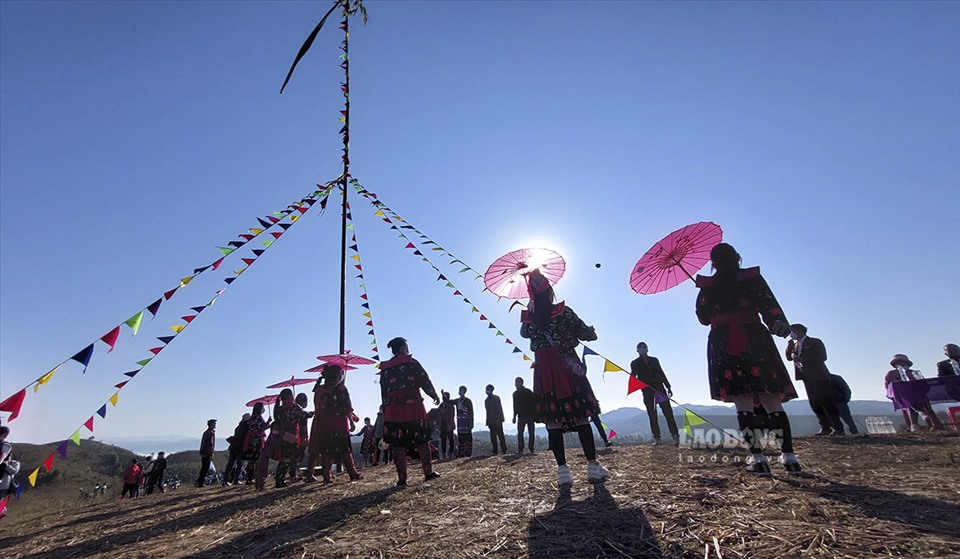 Trong suốt 3 ngày diễn ra lễ hội, ngoài các phần nghi thức tâm linh thì người dân cũng tham gia rất nhiều trò chơi dân gian trong không khí tưng bừng ngày hội đầu xuân năm mới.