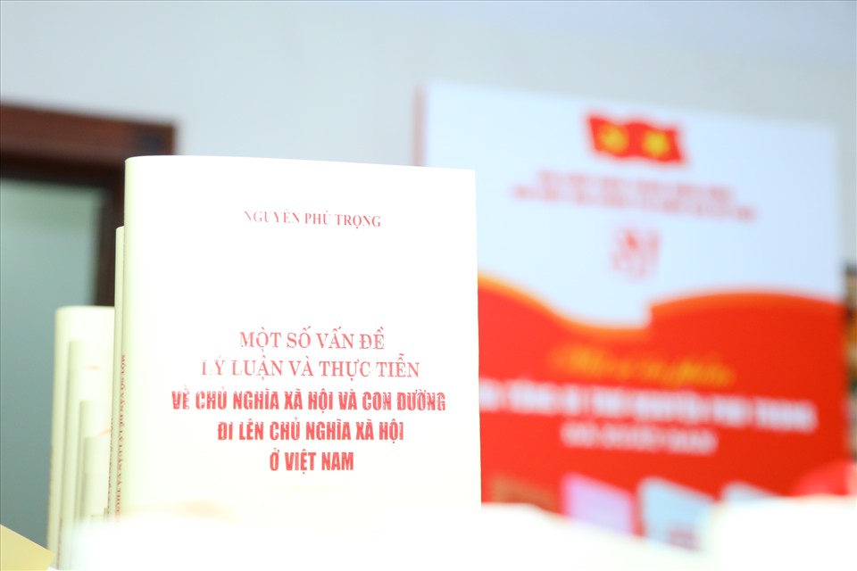 Cuốn sách “Một số vấn đề lý luận và thực tiễn về chủ nghĩa xã hội và con đường đi lên chủ nghĩa xã hội ở Việt Nam” của Tổng Bí thư Nguyễn Phú Trọng