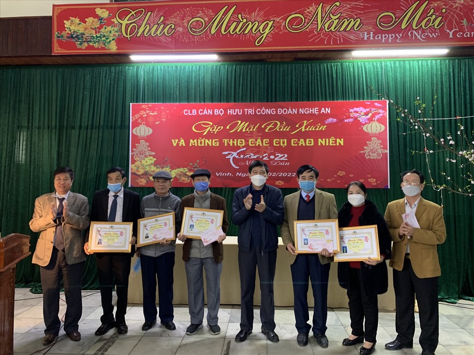 Hàng năm, LĐLĐ tỉnh Nghệ An đều tổ chức gặp mặt, chúc Tết các cán bộ hưu trí. Ảnh: TT