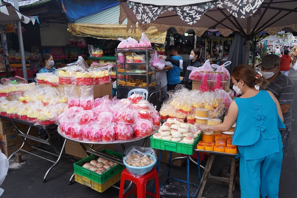 Bà Tiểu Muội (tiểu thương chợ Thiếc, Q.11) cho biết: “Trong ngày hôm nay, lượng khách tăng khoảng 70% so với ngày thường. Hy vọng đúng ngày Vía Thần tài sẽ buôn bán đắt hàng hơn. Thời điểm trước tết, sau Tết tình hình dịch TPHCM ổn định nên khách đến chợ nhiều. Trung bình trong 2 ngày qua tôi đã bán được gần 1000 cái bánh và tiệm cũng đang tiếp tục nhập thêm để đáp ứng nhu cầu của người dân“.