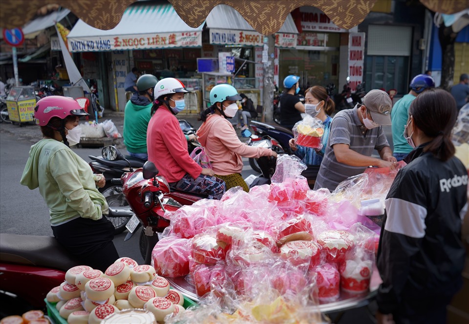 Ngoài các mặt hàng vàng mã, các loại bánh như bánh thuẩn, bánh bông lan cỡ đại, bánh đào tiên, bánh tổ... có giá từ 25.000-100.000 đồng/cái cũng được nhiều người dân chọn mua để cúng vía Thần Tài. Theo các chủ tiệm bánh các loại bánh chỉ ngày Thần tài mới được bày bán.