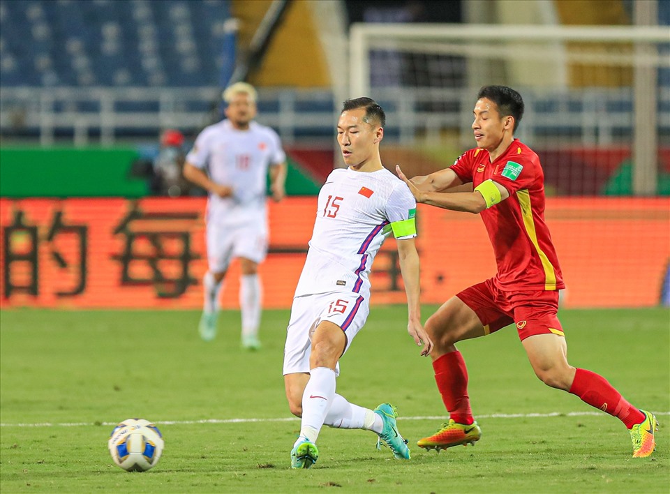 Đội trưởng Wu Xi được nhắc tên ở bàn thua đầu tiên của đội nhà sau khi né tình huống tạt bóng của Hùng Dũng cho Tấn Tài đánh đầu ghi bàn. Ảnh: Hoài Thu