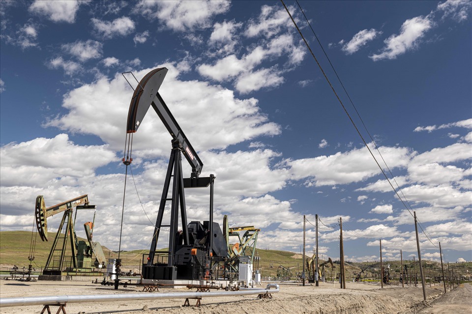 Giá dầu tăng do cung không đủ cầu và căng thẳng địa chính trị. Ảnh: AFP