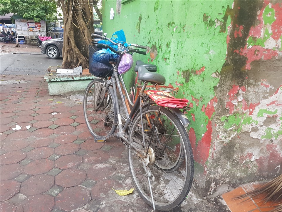 Hai chiếc xe đạp của vợ chồng bà Lan đã rong ruổi ở Hà Nội hơn 20 năm.