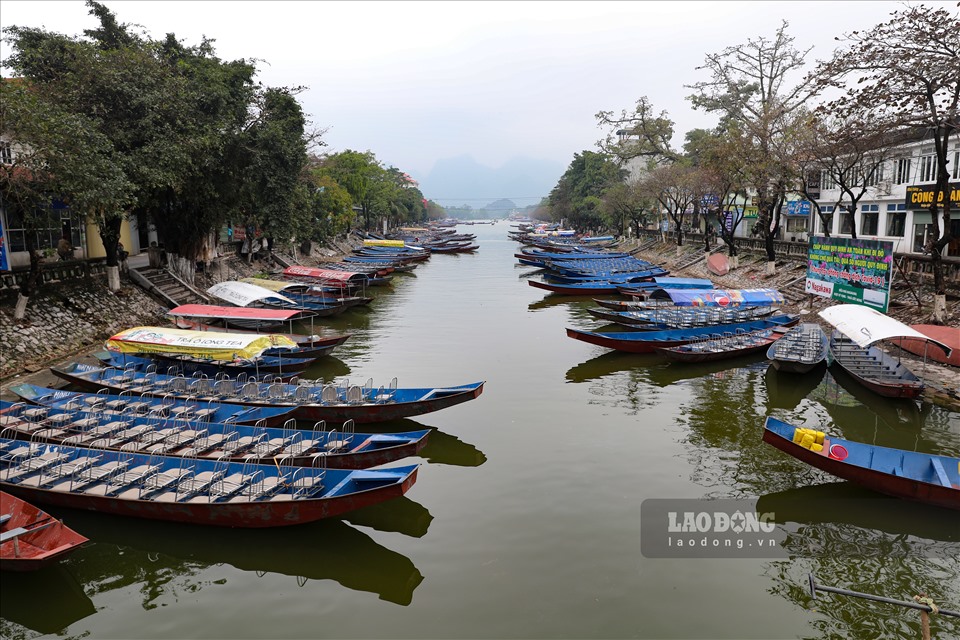 Những con thuyền cuối cùng đã được hạ thuỷ trước giờ đón khách ở Chùa Hương