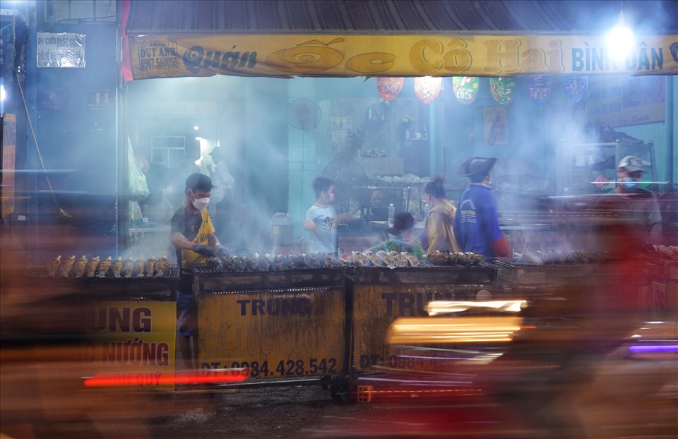 Từ lâu, đường Tân Kỳ Tân Quý, quận Tân Phú, TPHCM được xem là “thủ phủ” của món “cá lóc nướng” tại Sài Gòn. Trong ngày vía Thần Tài năm nay, hàng chục gian hàng bán cá lóc đã huy động mọi nguồn nhân lực và hoạt động hết công suất, xuyên đêm… để kịp ra hàng, phục vụ nhu cầu của khách.