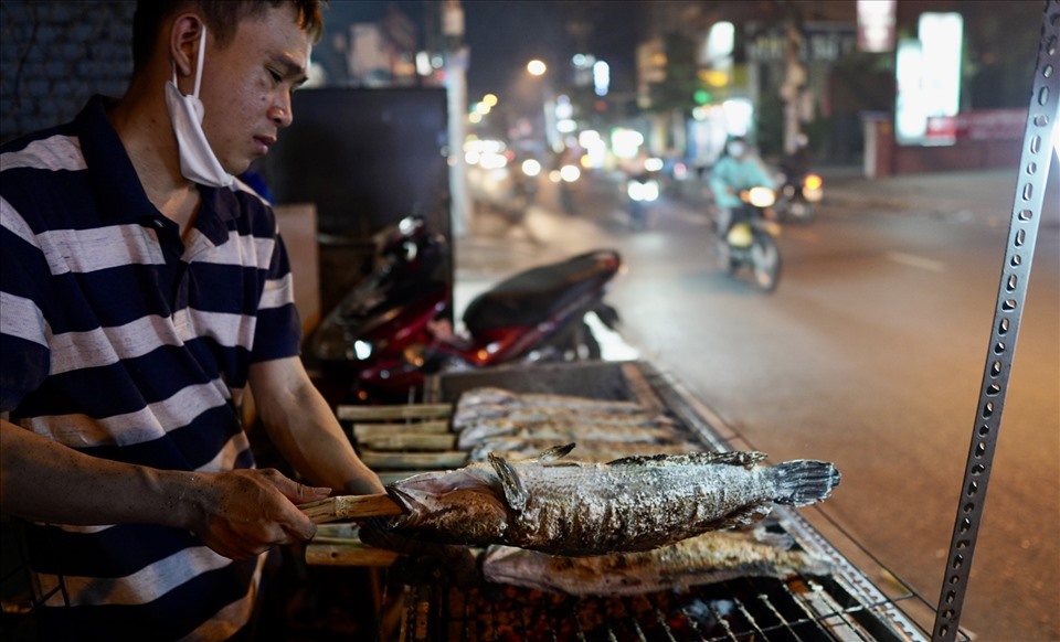 Một con cá lóc nướng có giá từ 160.000 đồng đến 180.000 đồng tùy loại kèm với bún, rau, đậu phộng mỡ hành.