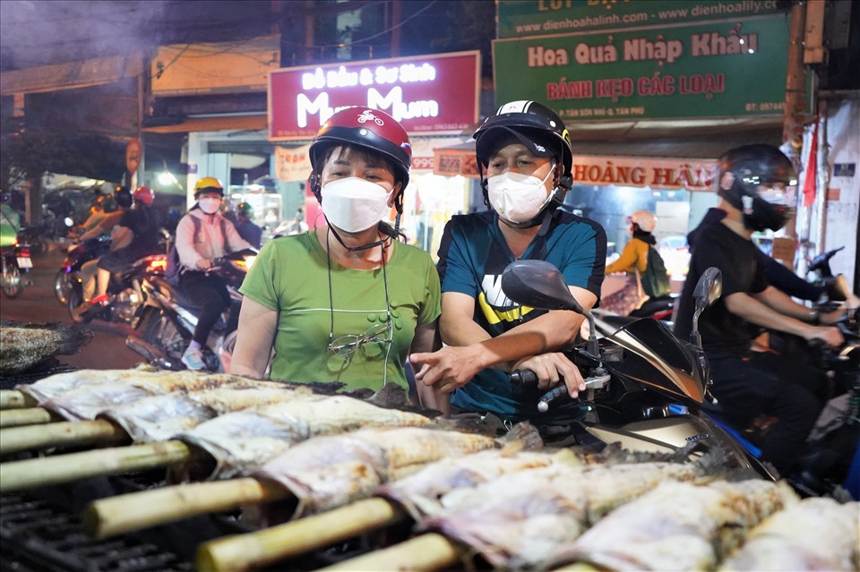 Ngay trong đêm, đã có nhiều khách hàng ghé đến đây để mua cá lóc nướng chuẩn bị cúng vía Thần Tài.