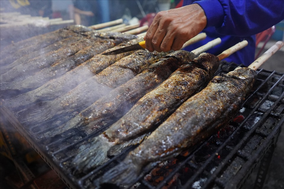 Cá lóc để cúng vía Thần Tài không cần ướp gia vị, được nướng nguyên con, không đánh vảy, moi ruột, cắt vây... Cá được xiên vào một cây mía nhỏ và nướng khoảng 30 phút. Cá lóc để cúng vía Thần Tài không cần ướp gia vị, được nướng nguyên con, không đánh vảy, moi ruột, cắt vây... Cá được xiên vào một cây mía nhỏ và nướng khoảng 30 phút. Cá lóc để cúng vía Thần Tài không cần ướp gia vị, được nướng nguyên con, không đánh vảy, moi ruột, cắt vây... Cá được xiên vào một cây mía nhỏ và nướng khoảng 30 phút.