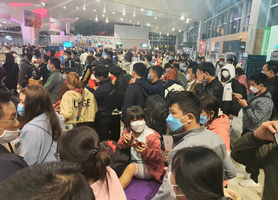 Ghi nhận của Lao Động tại Cảng hàng không Quốc tế Vinh (TP Vinh, Nghệ An) trong tối ngày 9.2, lượng người đổ về đây đang rất đông.