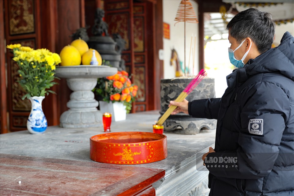 Nhiều người dân địa phương và du khách cũng đã bắt đầu đổ về tham quan, chiêm bái tại khu di tích - thắng cảnh Hương Sơn.