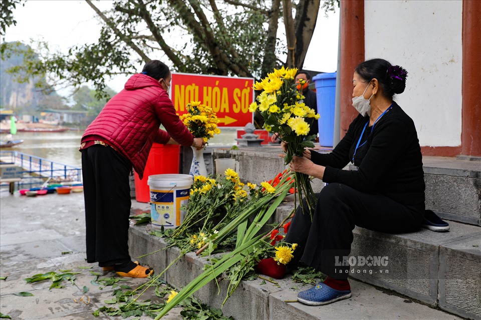 Nhiều người dân trong xã liên tục túc trực tại khu vực đền Trình để chuẩn bị các công tác đón khách thập phương về lễ.